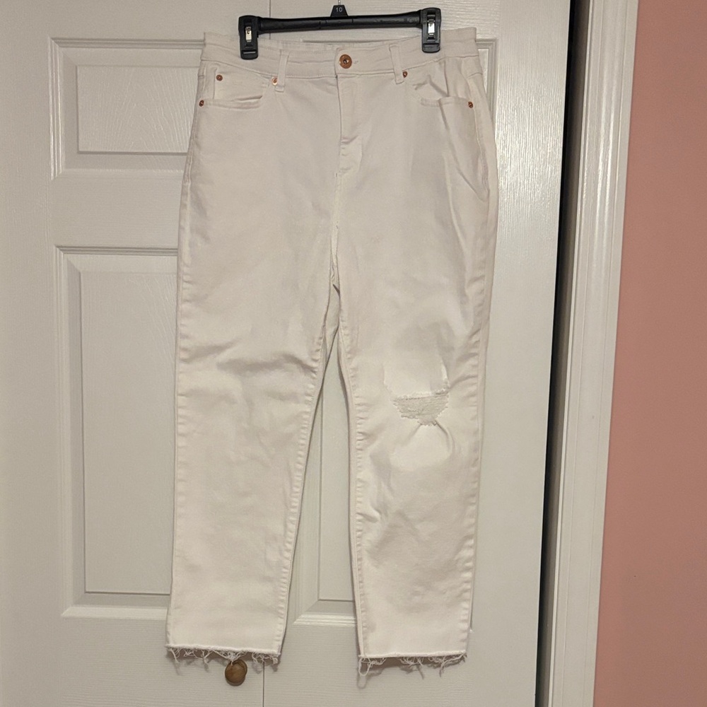 INC International Concepts White Cropped Jeans